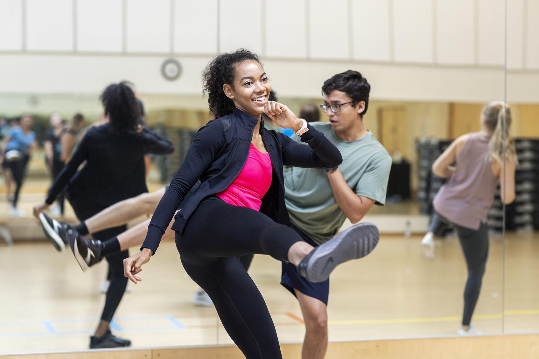 Kuvassa ryhmä asiakkaita bodycombat-tunnilla UniSport Otaniemessä.