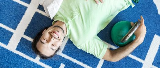 Hymyilevä asiakas salilla