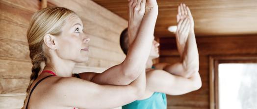 mies ja nainen saunayogassa
