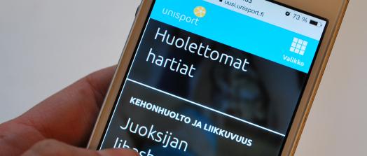 uusi unisport henkilö selaa kännykkää