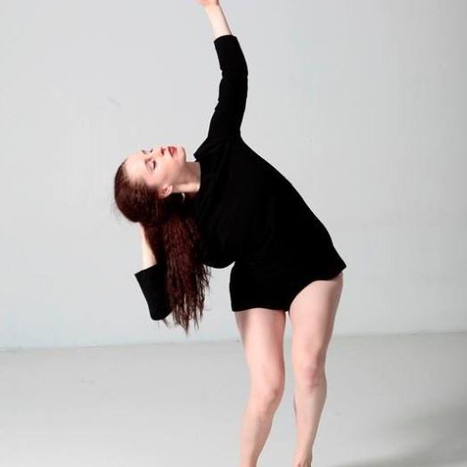 Kuvassa tanssinopettaja Anna Häkkinen.